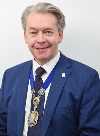 Stephen Keevil with chain 2 Stephen Keevil with chain 2